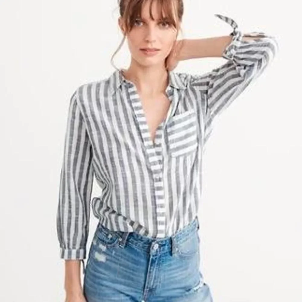 Abercrombie & Fitch Blue and White Striped Button Down Shirt - Picture 9 of 9